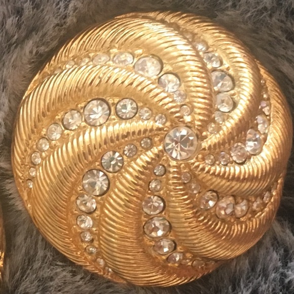 Vintage Clip-on Earring, Gold and Diamond Detail - Picture 4 of 4